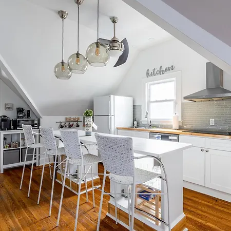 Charming 2Br Getaway With Modern Comforts